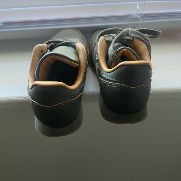 Youth reeboks size 1 50 or best offer - Picture 5 of 5